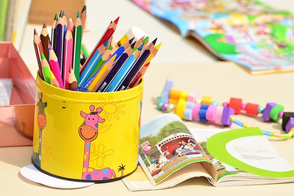 Ołówki i farby do szkoły