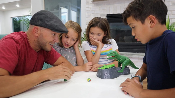 Gra zręcznościowa Dinozaur Dino Crunch Ratuj jajeczka Goliath